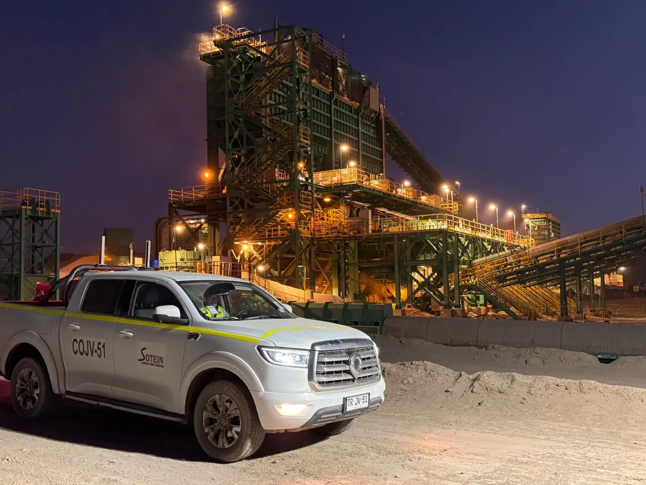 Camioneta SOTEIN en planta industrial de noche