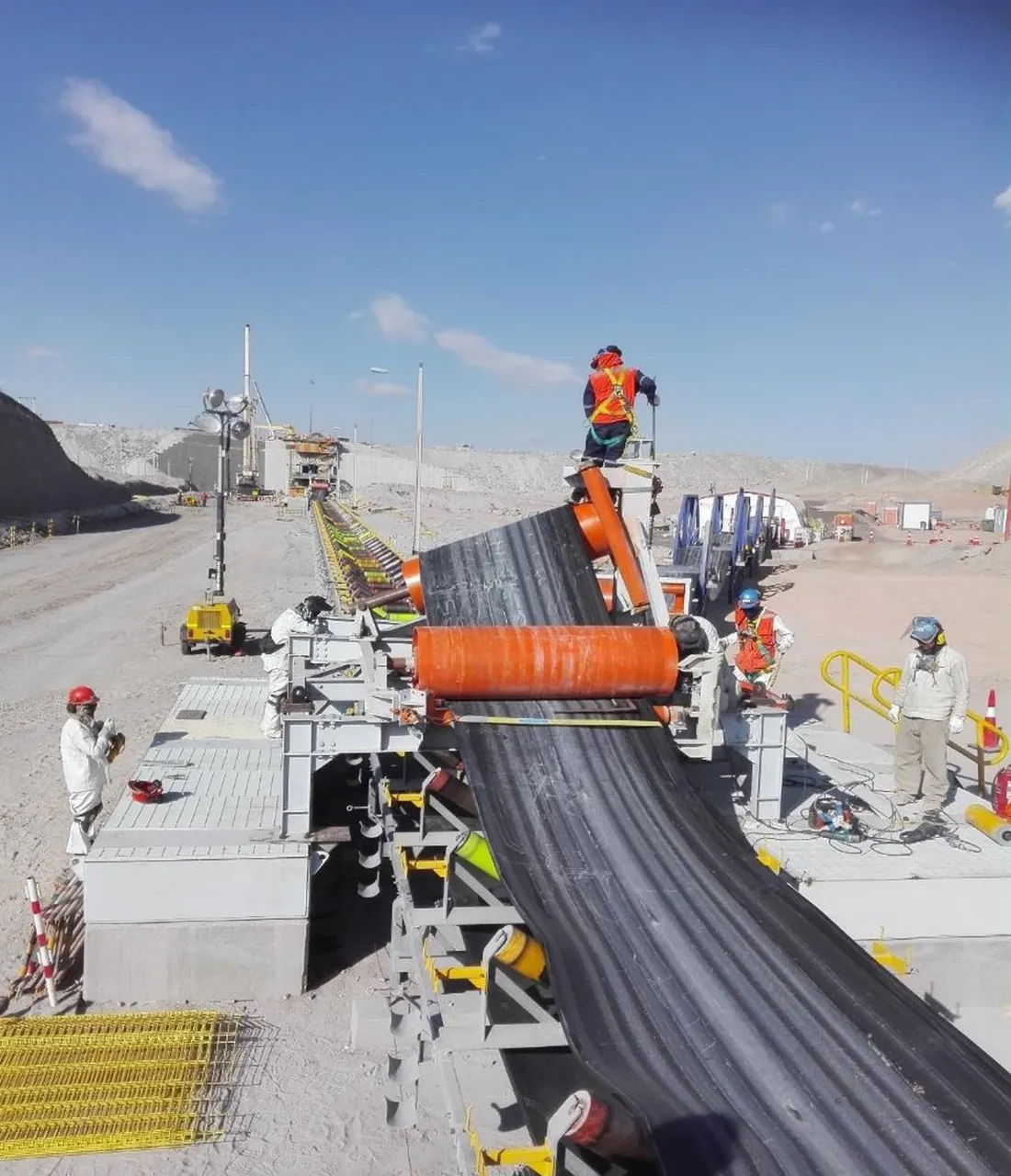 Cuadrilla SOTEIN trabajando en un sistema transportador de correa