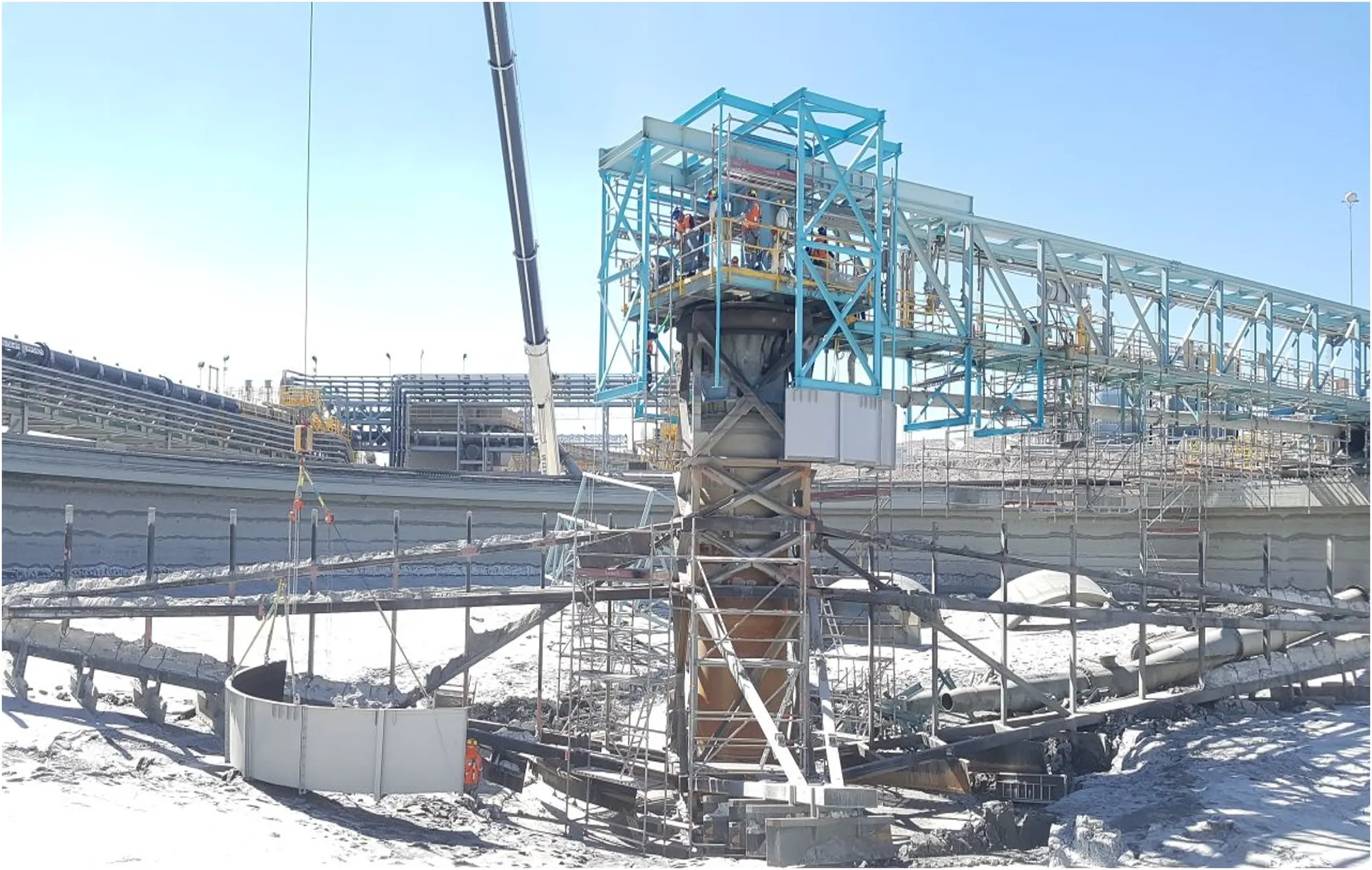 Montaje de estructura y sistema transportador en faena minera